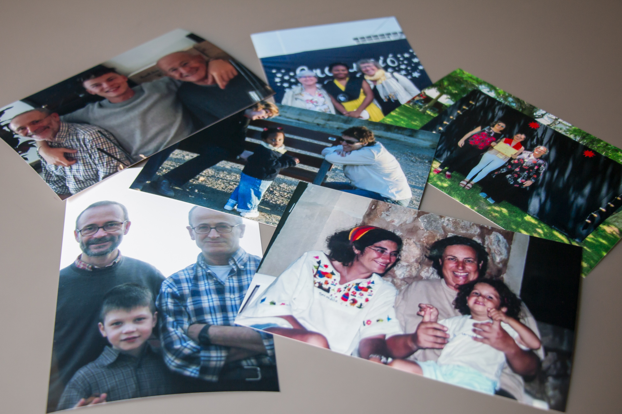 L'abans i el després d'unes famílies que van obrir el camí perquè en vinguessin moltes més. (Imatges cedides per les famílies.)