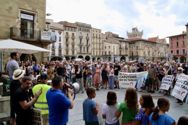 Prop d’un miler de persones es manifesten a Vic en contra del trasllat del CAP Nord a l’antic solar del mercat municipal
