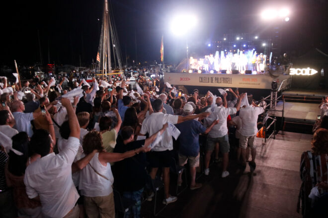 Públic i músics entonen ‘El meu avi’ a les havaneres de Calella de Palafrugell després d’una sonora xiulada i mocadorada