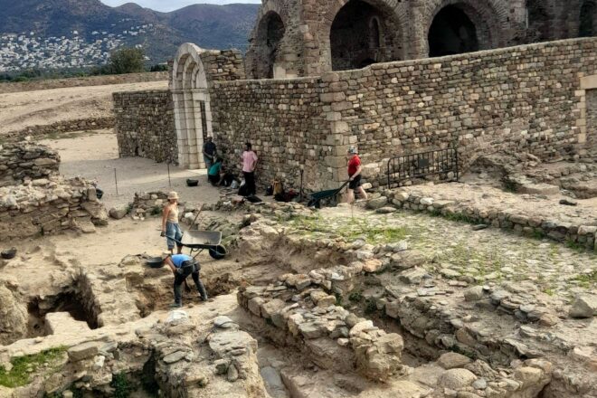 Les excavacions a la Ciutadella de Roses confirmen l’existència d’un gran complex funerari dels segles IV-IV dC