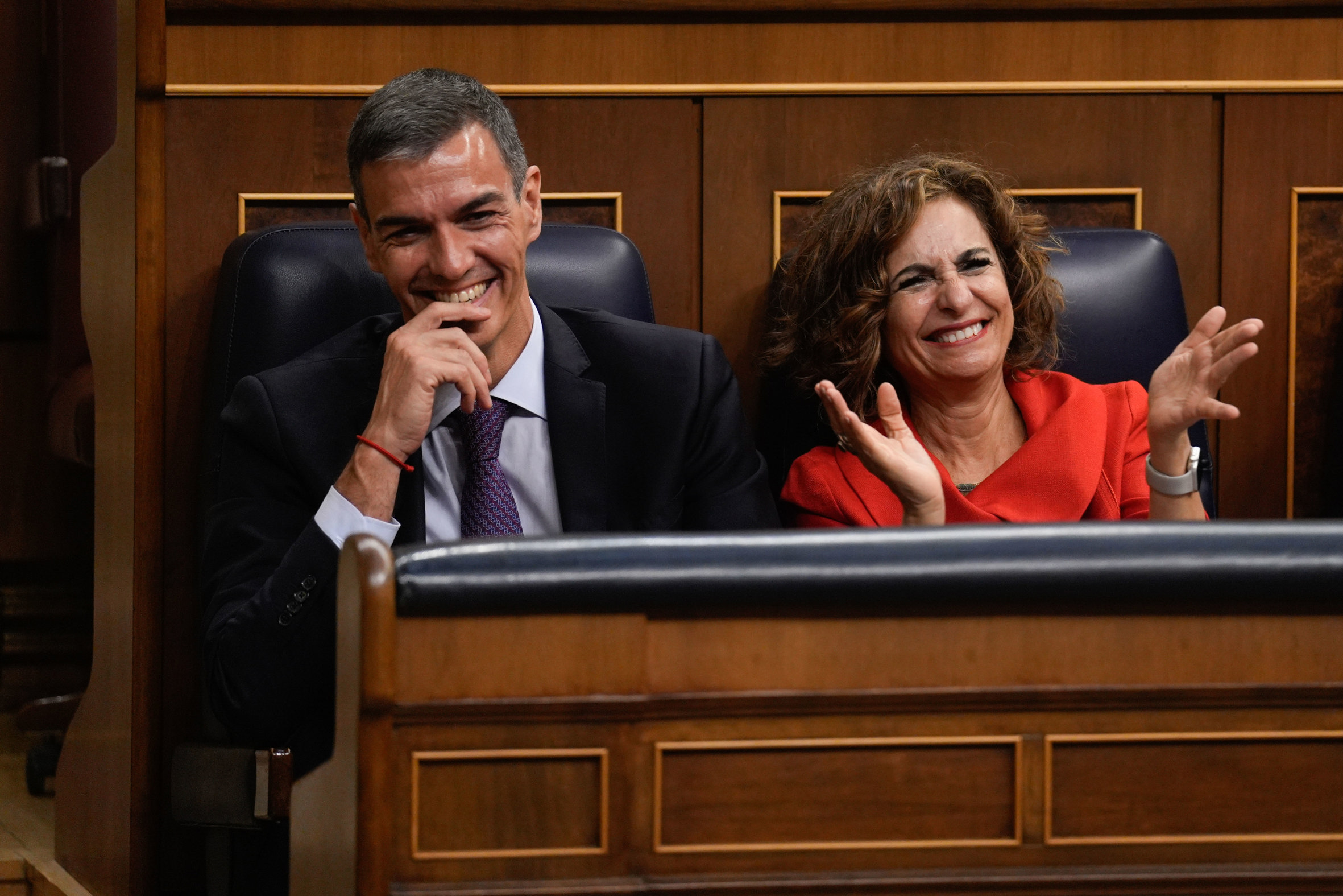 Pedro Sánchez i Maria Jesús Montero, enriolats, en una sessió del congrès espanyol.