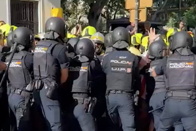 La policia espanyola carrega contra els bombers valencians que reclamen més efectius