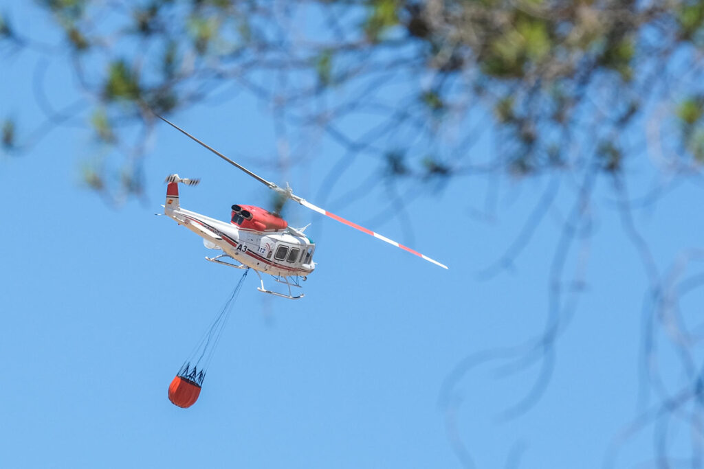Set vehicles aeris treballen en un incendi forestal a Forcall