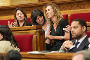La diputada de la CUP Laia Estrada s'acomiada al costat de les diputades de la CUP Pilar Castillejo i Laure Vega (fotografia: ACN).