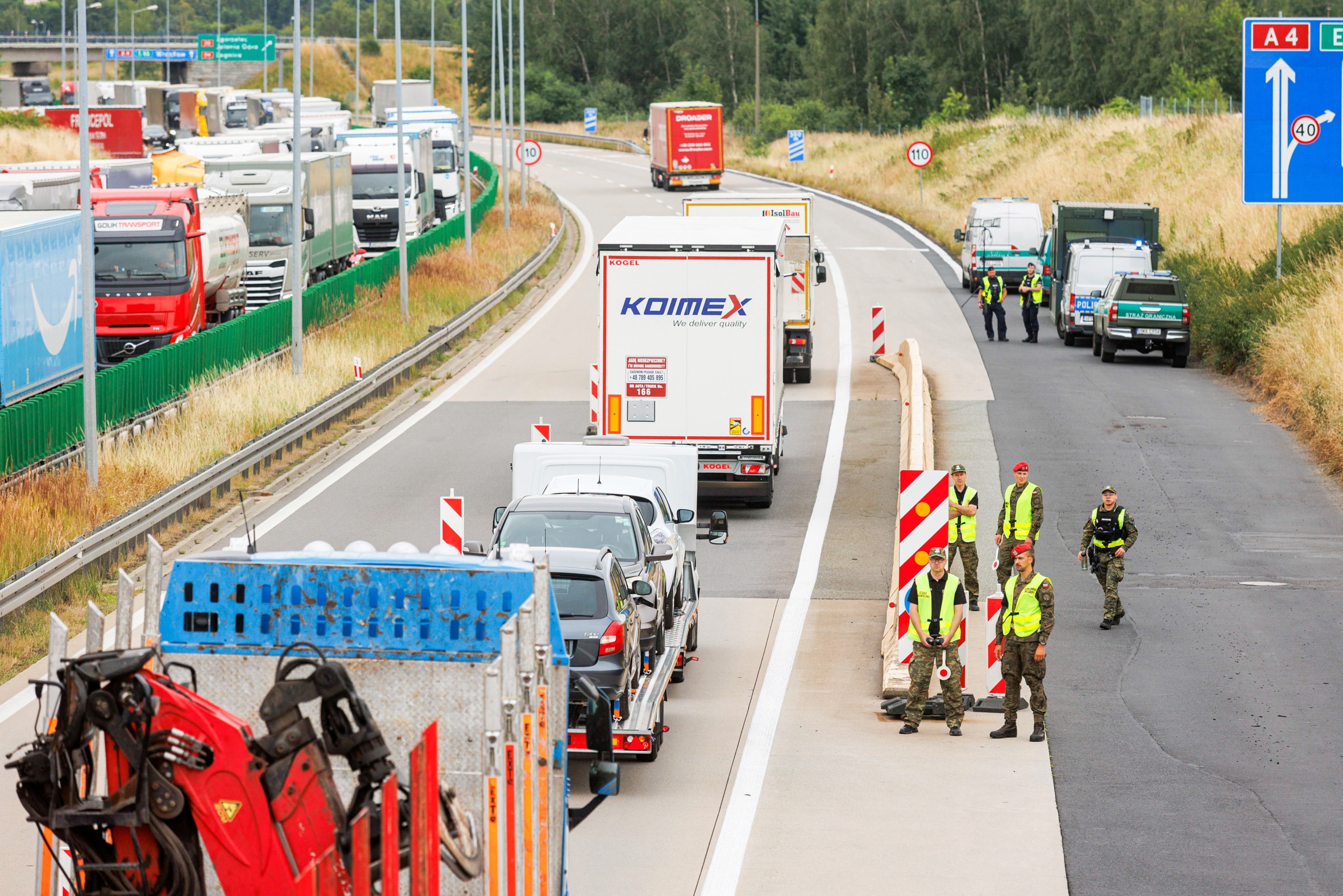 Agents polonesos al pas fronterer de Jedrzychowice, que connecta Polònia amb Alemanya, abans-d'ahir (fotografia: Tomasz Golla/Efe).