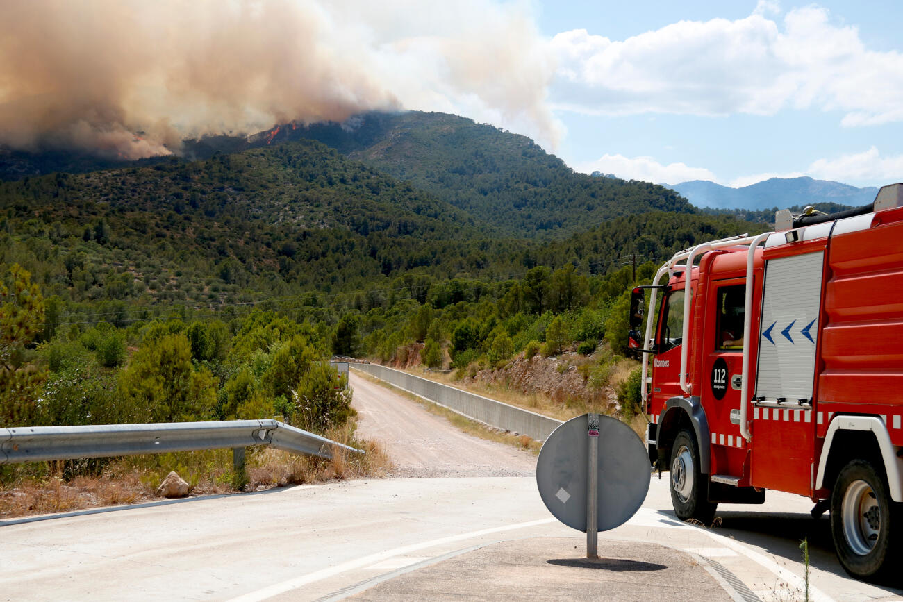 Un camió de Bombers treballant en l'incendi forestal de Paüls.