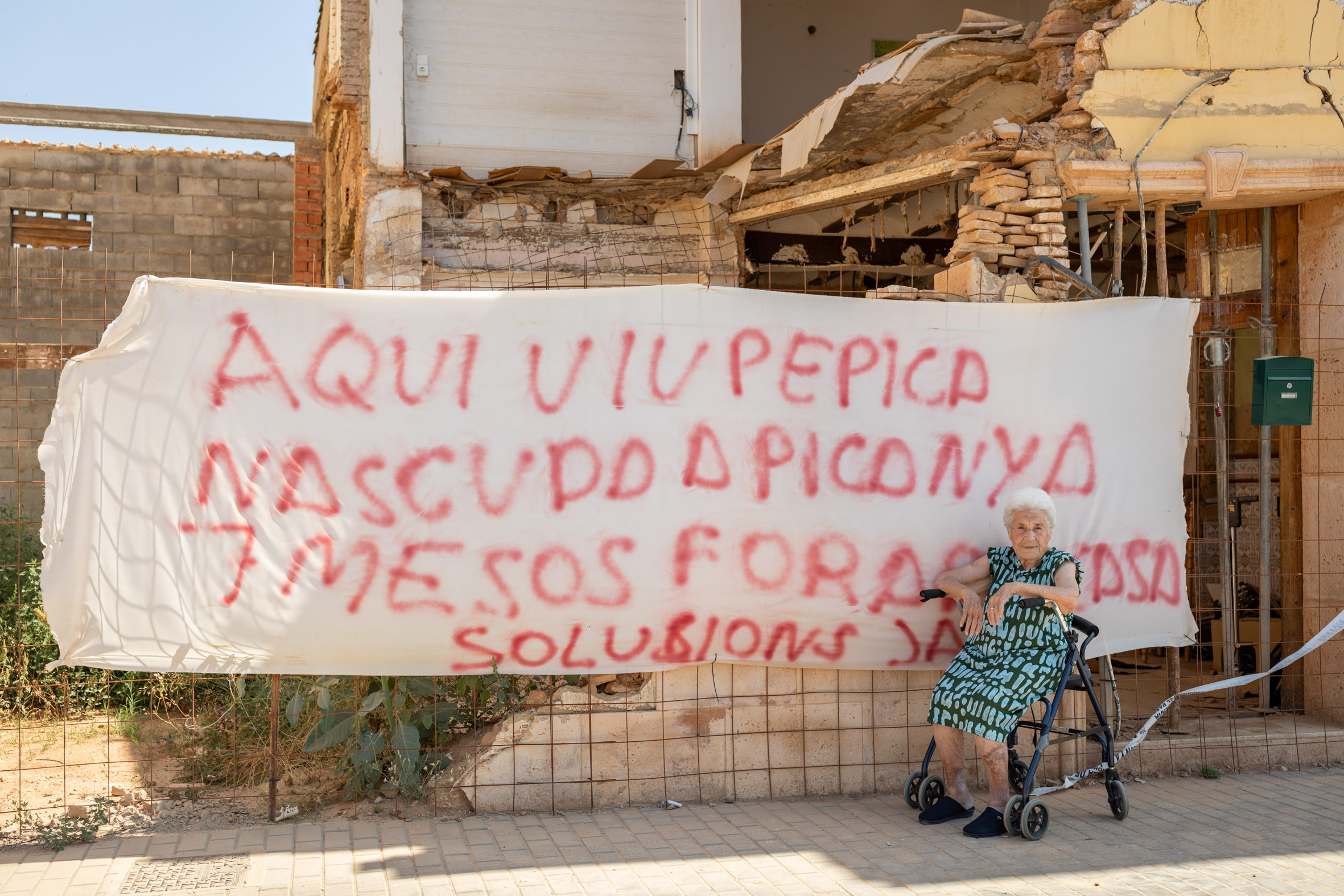 Pepica, davant l'edifici que era casa seua, al carrer de l'Almassereta de Picanya (fotografia: Laura Escartí).