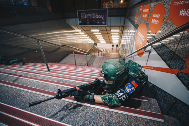 Un soldat, en una boca de metro de Taipei durant l'exercici de dijous.