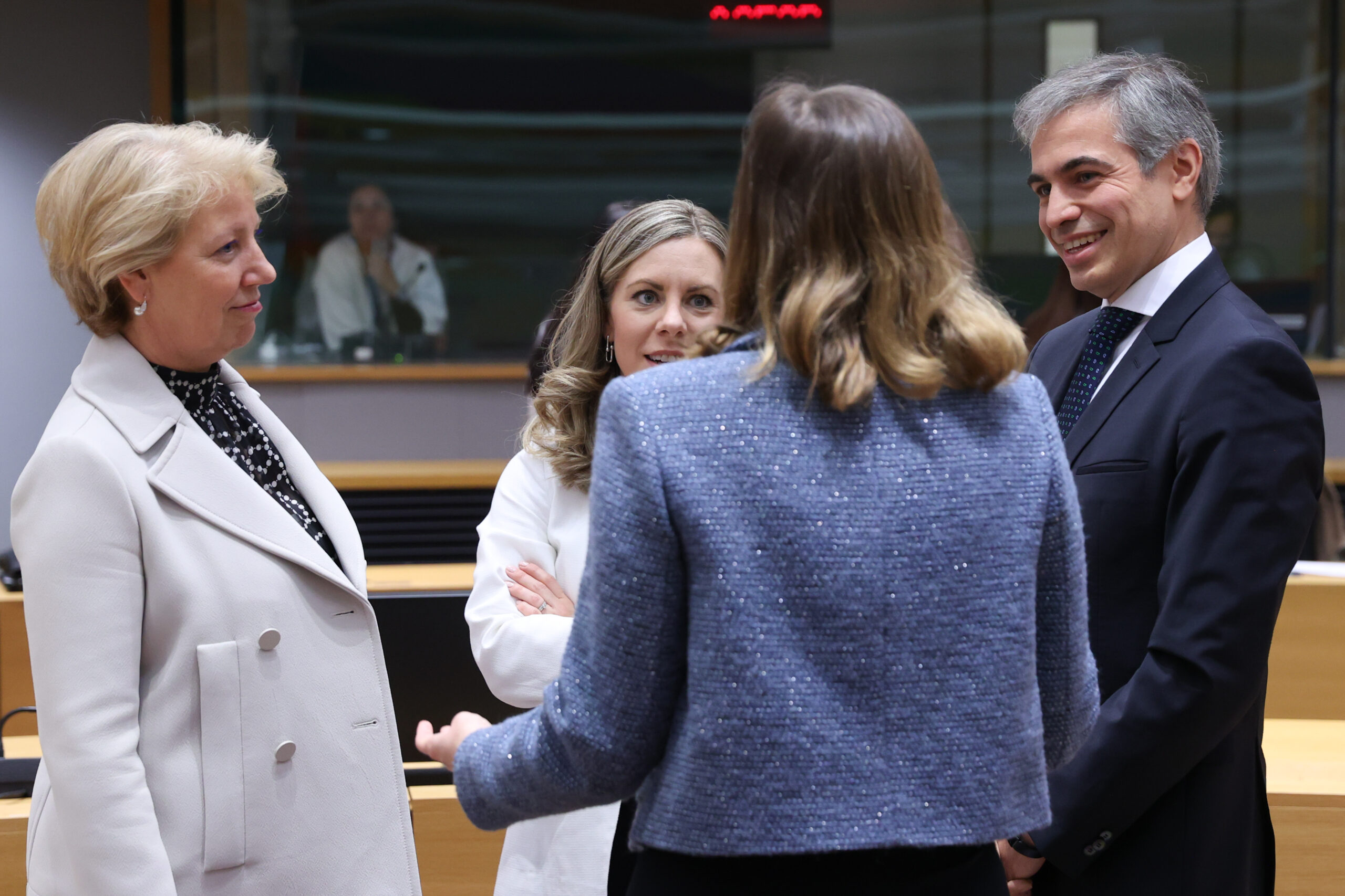Fernando Sampedro, secretari d’estat espanyol per a la Unió Europea, conversa amb la seva homòloga croata i la ministra d’Afers Europeus de Suècia abans d'una reunió del Consell d'Afers Generals de la UE