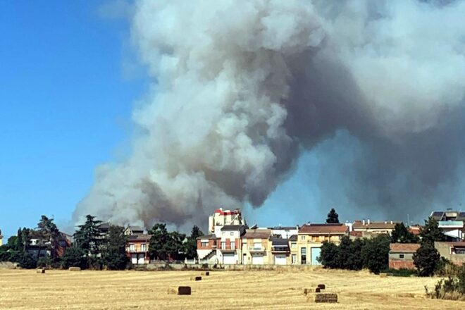 Estabilitzat l’incendi de Sant Pere Sallavinera, que ha obligat a confinar unes quantes masies