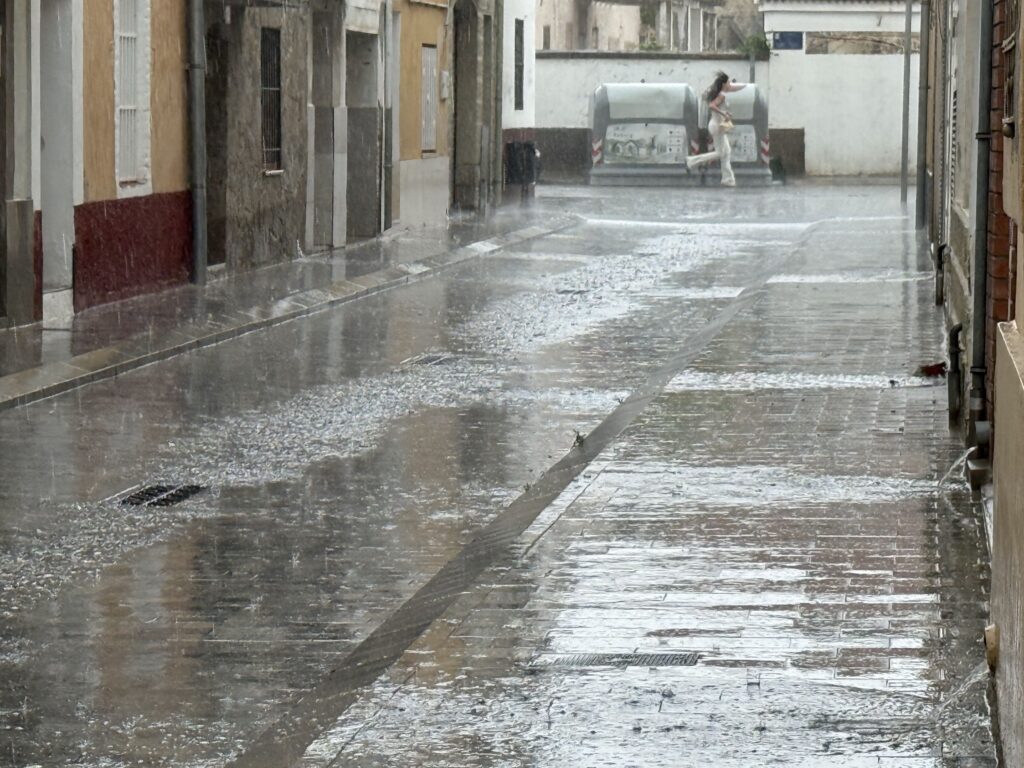Tempestes violentes i amb pedra descarreguen amb força sobre el Maresme i el Vallès