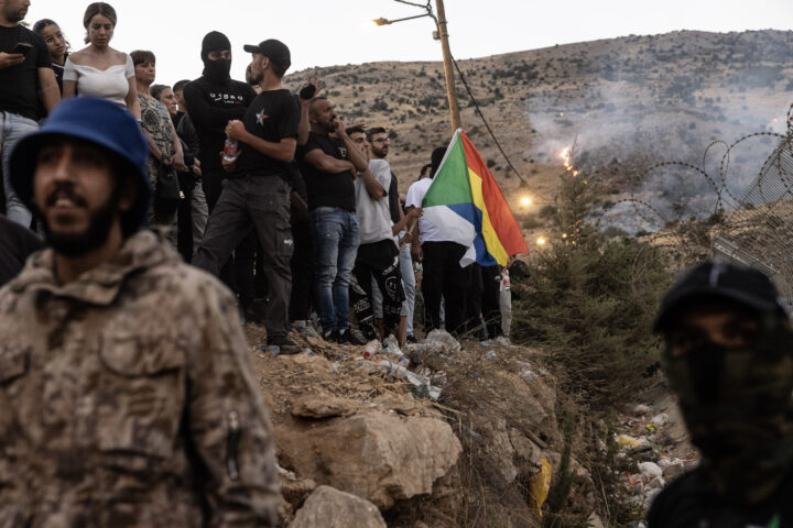 Drusos israelians creuen la frontera prop de Majdal Shams, als Alts del Golan ocupats, dimecres, per expressar solidaritat amb la comunitat drusa al costat sirià. (Fotografia: Heidi Levine/The Washington Post)