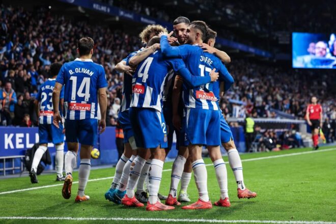 JJ Watt, un dels nous propietaris de l’Espanyol pregunta a X: “Preferim el castellà o el català?”