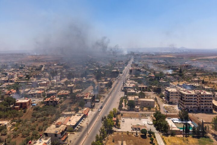 Imatge aèria presa amb dron que mostra fum sortint del poble d’Al-Mazra’a, a la rodalia de Sueida, al sud de Síria. Fotografia: EFE/EPA/Ahmad Fallaha.
