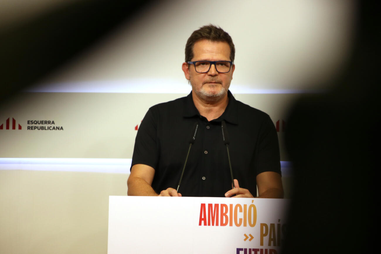 El portaveu d'ERC, Isaac Albert, en un moment de la conferència de premsa (fotografia: ACN / Bernat Vilaró).