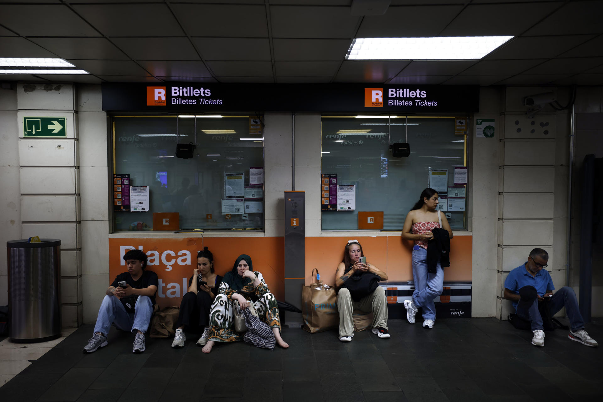 La suspensió del servei ha deixat molts usuaris sense desplaçament i s'han quedat a les estacions, com en aquesta fotografia a la Plaça de Catalunya de Barcelona. Autor: EFE/Alberto Estévez
