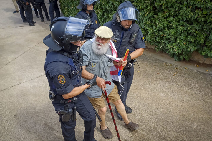 Un manifestant és desallotjat per agents antiavalots durant la protesta antimonàrquica de Sant Martí Vell. Fotografia: Albert Salamé.