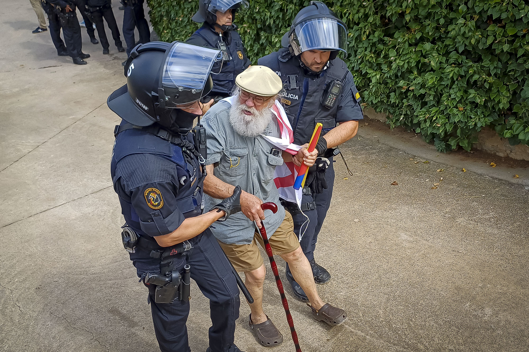 Un manifestant és desallotjat per agents antiavalots durant la protesta antimonàrquica de Sant Martí Vell. Fotografia: Albert Salamé.