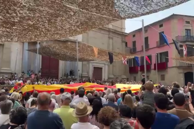 El seguici de Sant Miquel es manté reivindicatiu malgrat la suspensió dels actes del bisbat de Vic