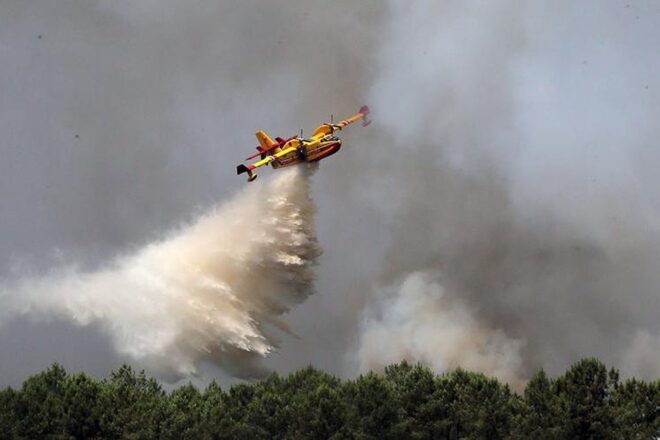 Un incendi a Sijan mobilitza 300 bombers i causa llargues retencions a les carreteres