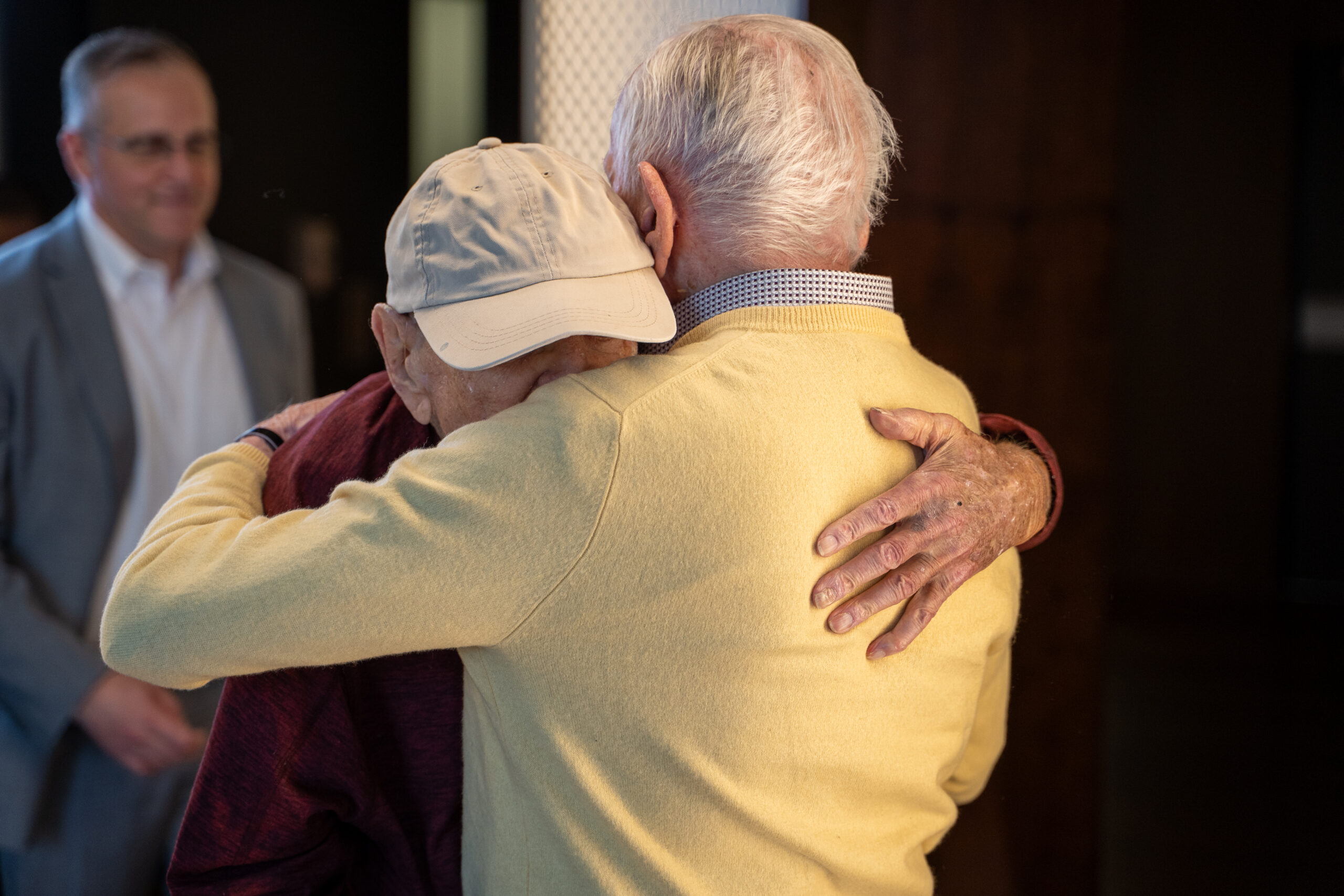 Els dos homes s'abracen en el moment del retrobament (fotografia: cedida per USCSF).