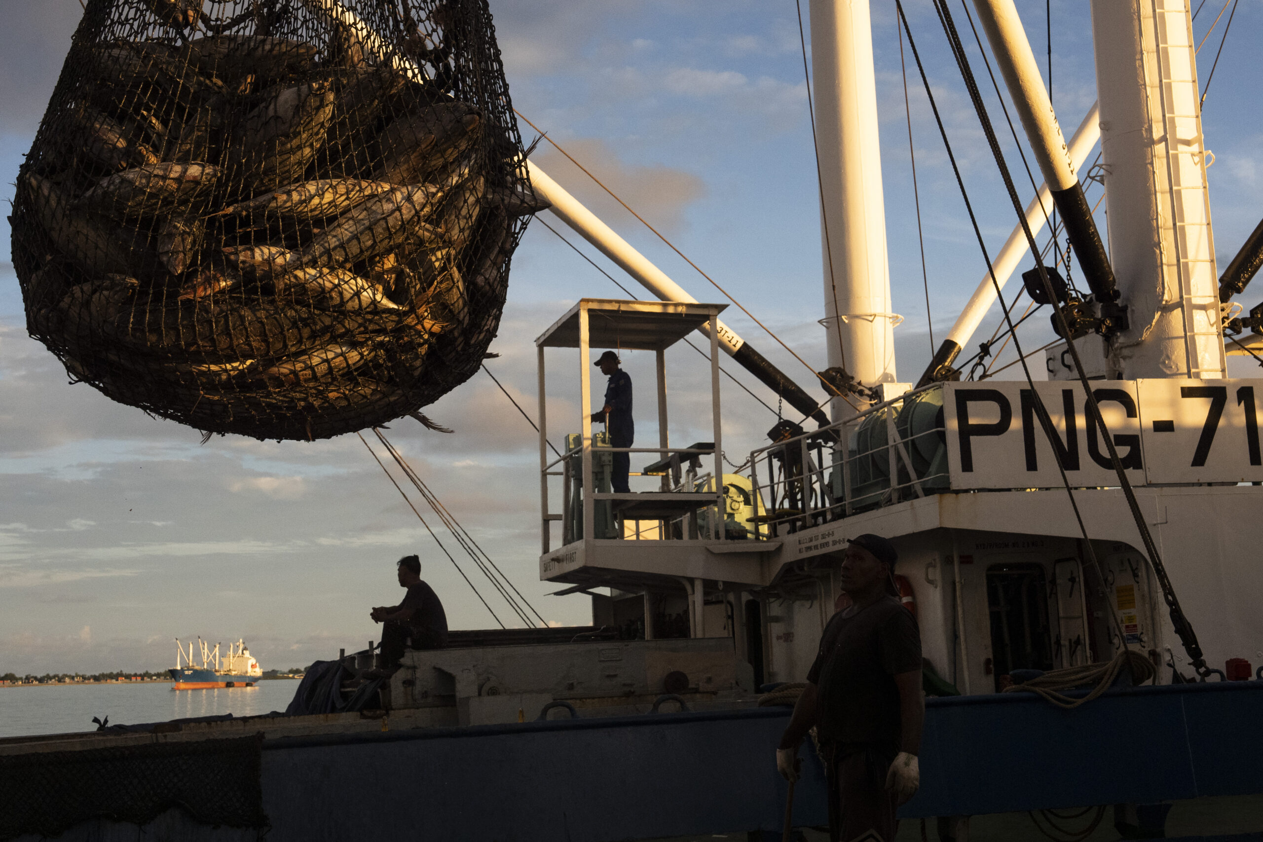 Pescadors mouen una xarxa de pesca amb tonyines capturades a Funafuti, la capital de Tuvalu (fotografia: Carolyn Van Houten/The Washington Post).
