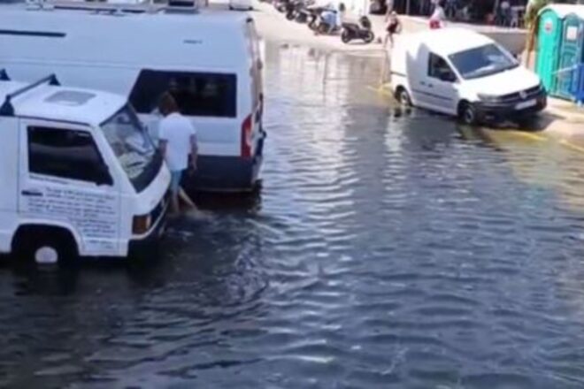 [VÍDEO] Una rissaga fa retrocedir la riera i inunda carrers a Cadaqués