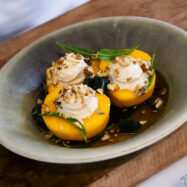 Postres d’estiu: Préssecs amb gelat, menta i infusió de marialluïsa del restaurant Teresa Carles