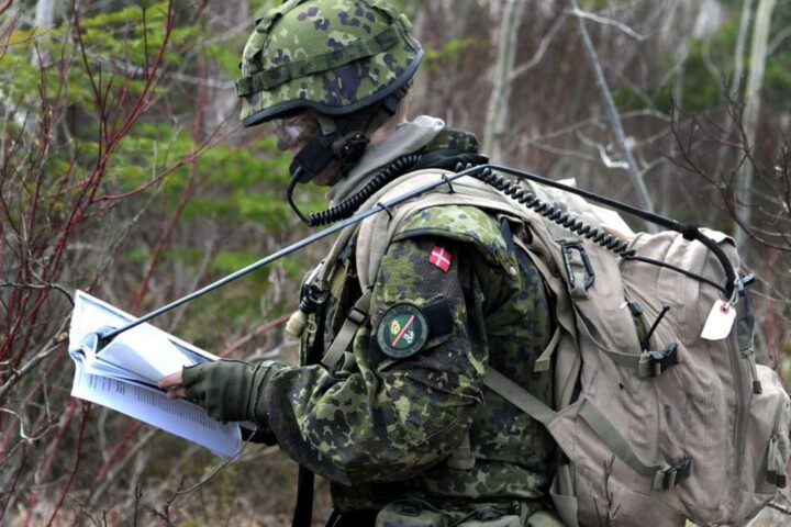 Un soldat d'infanteria de l'exèrcit danès, durant un exercici militar en sòl nord-americà l'any 2015 (fotografia: Michigan Army National Guard/Helen Miller).
