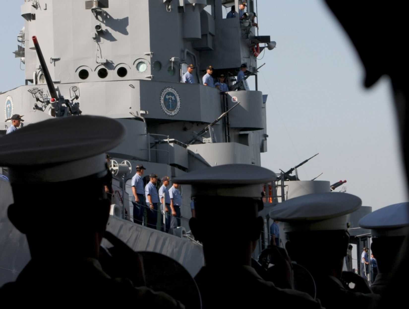 Efectius de la marina filipina a la nau de guerra BRP Rajah Humabon (fotografia: Val Handumon/Efe).