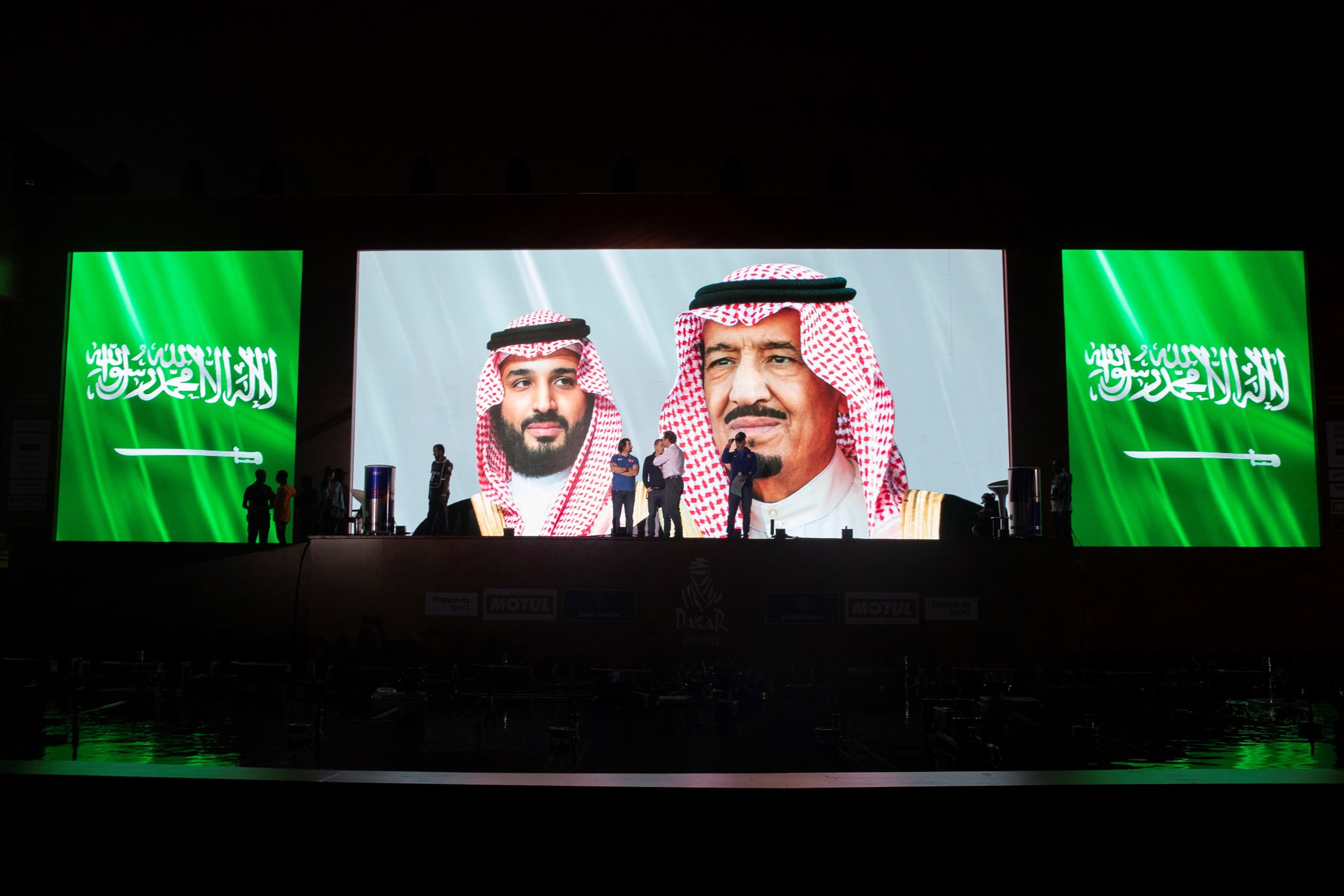 Fotografia d'arxiu d'un mural amb els rostres del rei de l'Aràbia Saudita, Salman bin Abdulaziz Al Saud (dreta) i el príncep hereu del regne, Mohammed bin Salman (esquerra). Les execucions al país s'han disparat en la darrera dècada, d'ençà que el rei Salman accedí al tron (fotografia: Andre Pain/Efe).