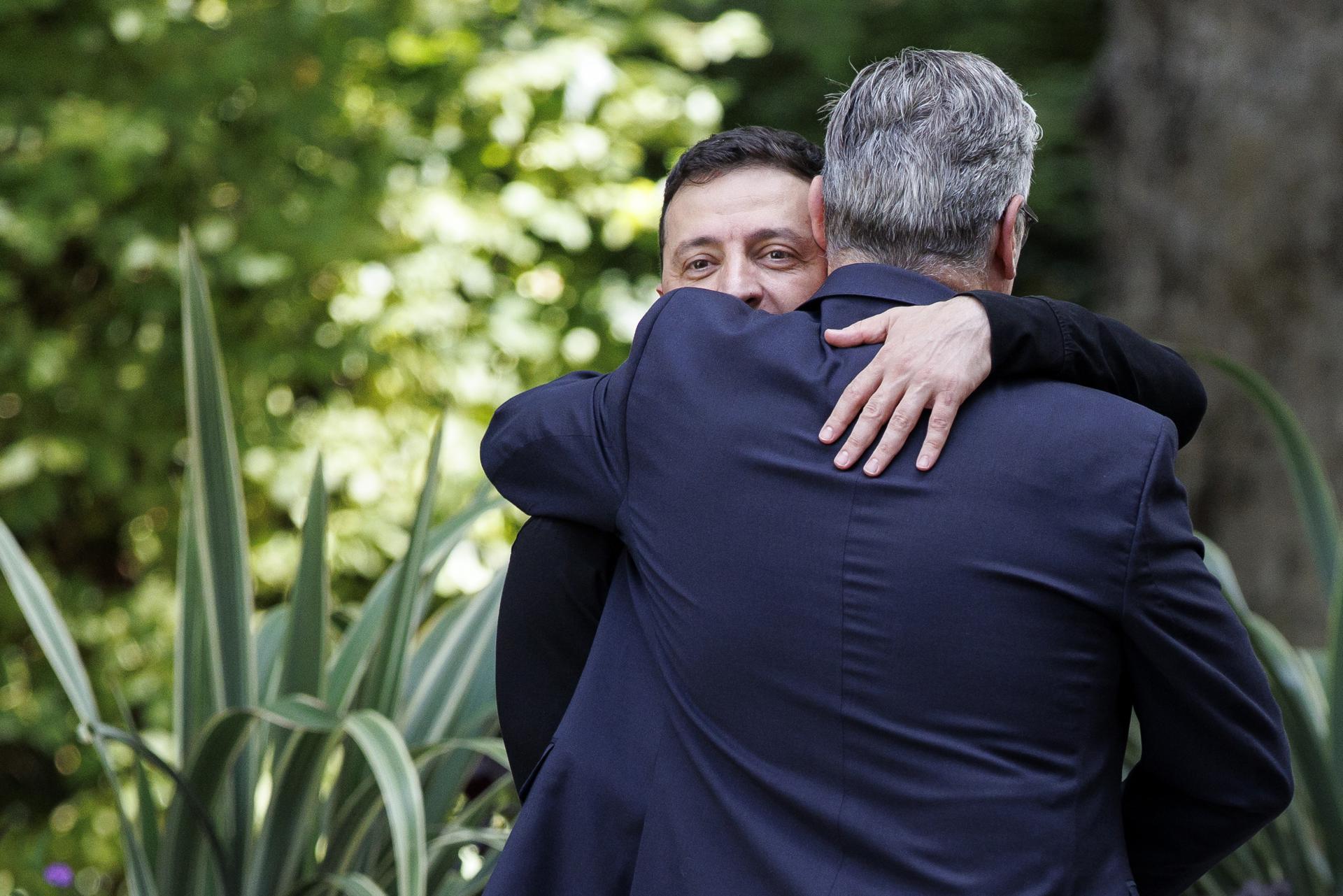 Zelenski abraça Starmer en la reunió a Londres del passat dia 14 (Fotografia: Tolga Akmen)