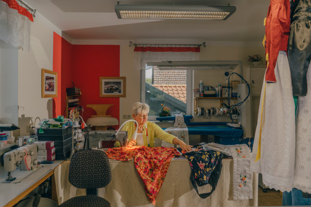 Kurpke, cosint els vestits tradicionals sòrabs (fotografia: Hannes Jung/The Washington Post).