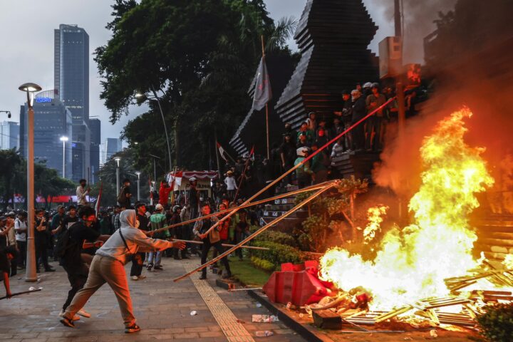 Manifestants cremen objectes durant les protestes davant de la seu de la policia a Jakarta, ahir (fotografia: Mast Irham/Efe).