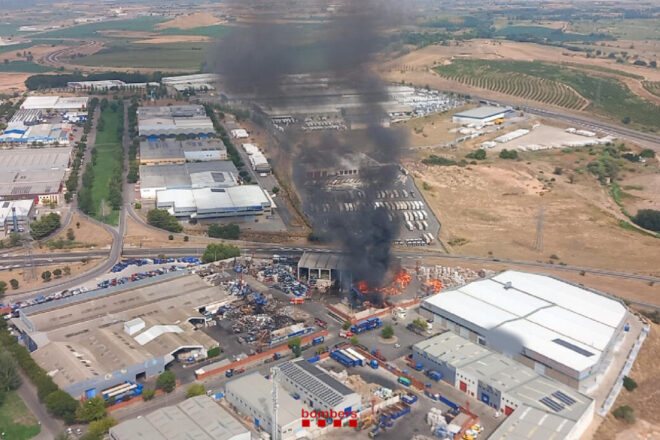 Els bombers actuen en un incendi a l’exterior d’una nau del polígon dels Frares de Lleida