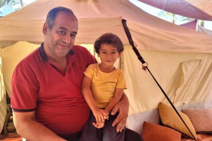 Rami Abou Jamous, periodista palestí guardonat per les seves cròniques de Gaza estant, amb el seu fill, Walid.