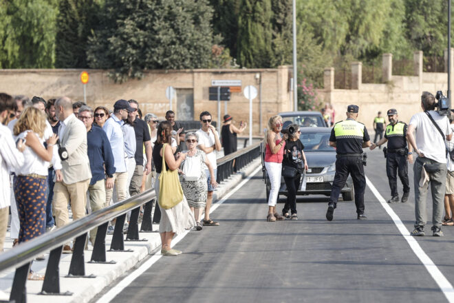 La reobertura del pont d’Alaquàs, símbol de la gota freda, esdevé una protesta contra Mazón