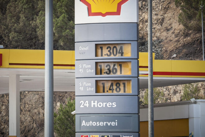 El BOE publica el decret per a la rebaixa del 10% de l’IVA als carburants, l’electricitat i el gas