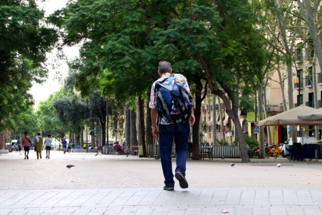 “Sóc mort per dins”: la vida d’en Tiziano, una persona sense sostre que sobreviu a Barcelona