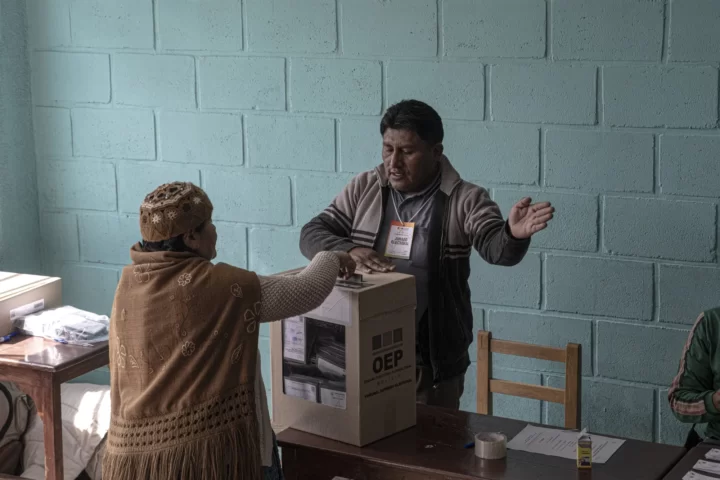 Una votant en col·legi electoral de La Paz, la capital administrativa de Bolívia, durant la jornada electoral d'abans-d'ahir (fotografia: Bloomberg).