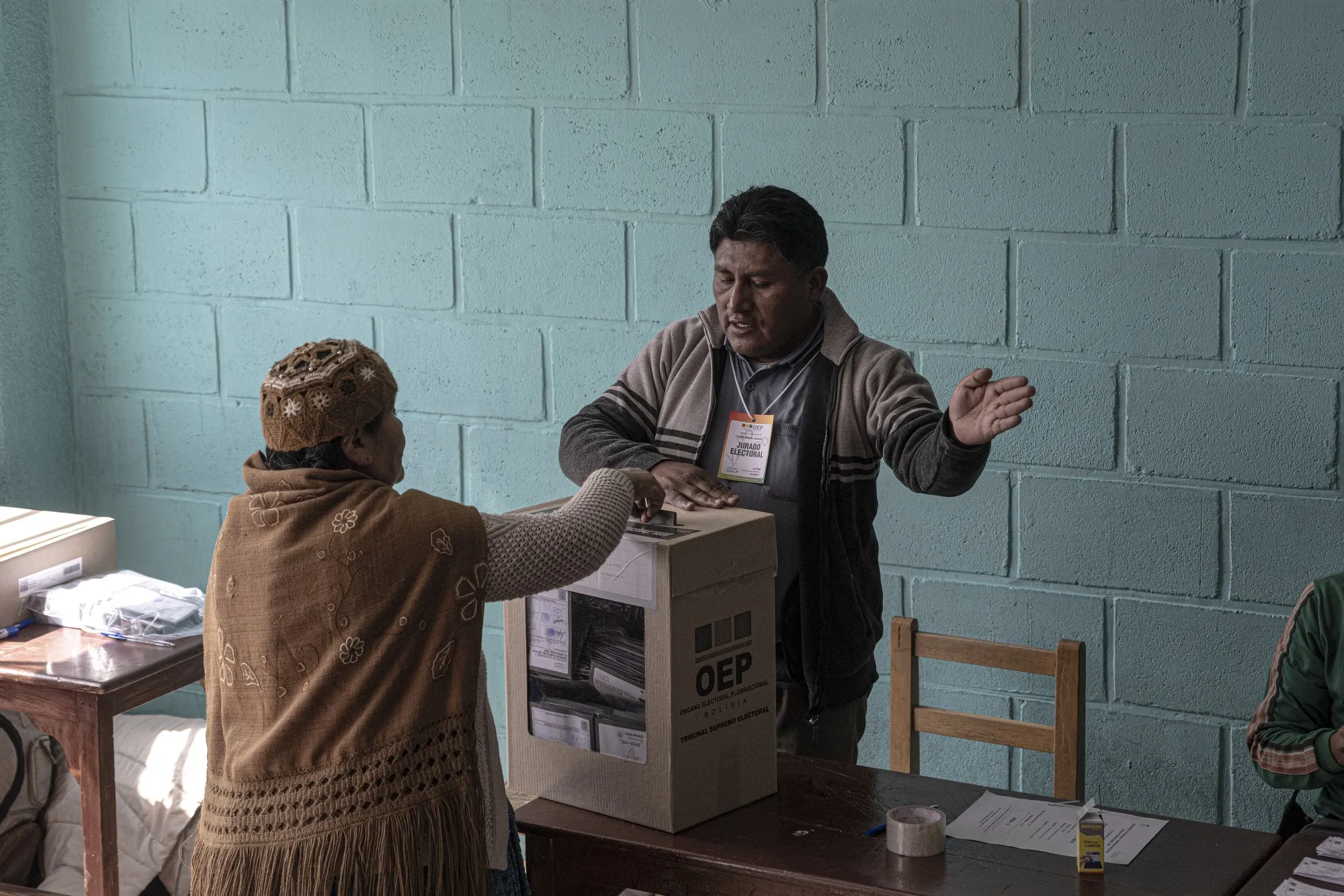 Una votant en col·legi electoral de La Paz, la capital administrativa de Bolívia, durant la jornada electoral d'abans-d'ahir (fotografia: Bloomberg).