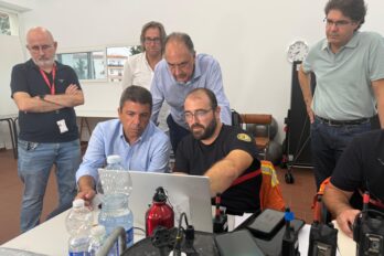 Carlos Mazón en el lloc de comandament de l'incendi de Teresa de Cofrents (fotografia: GVA)