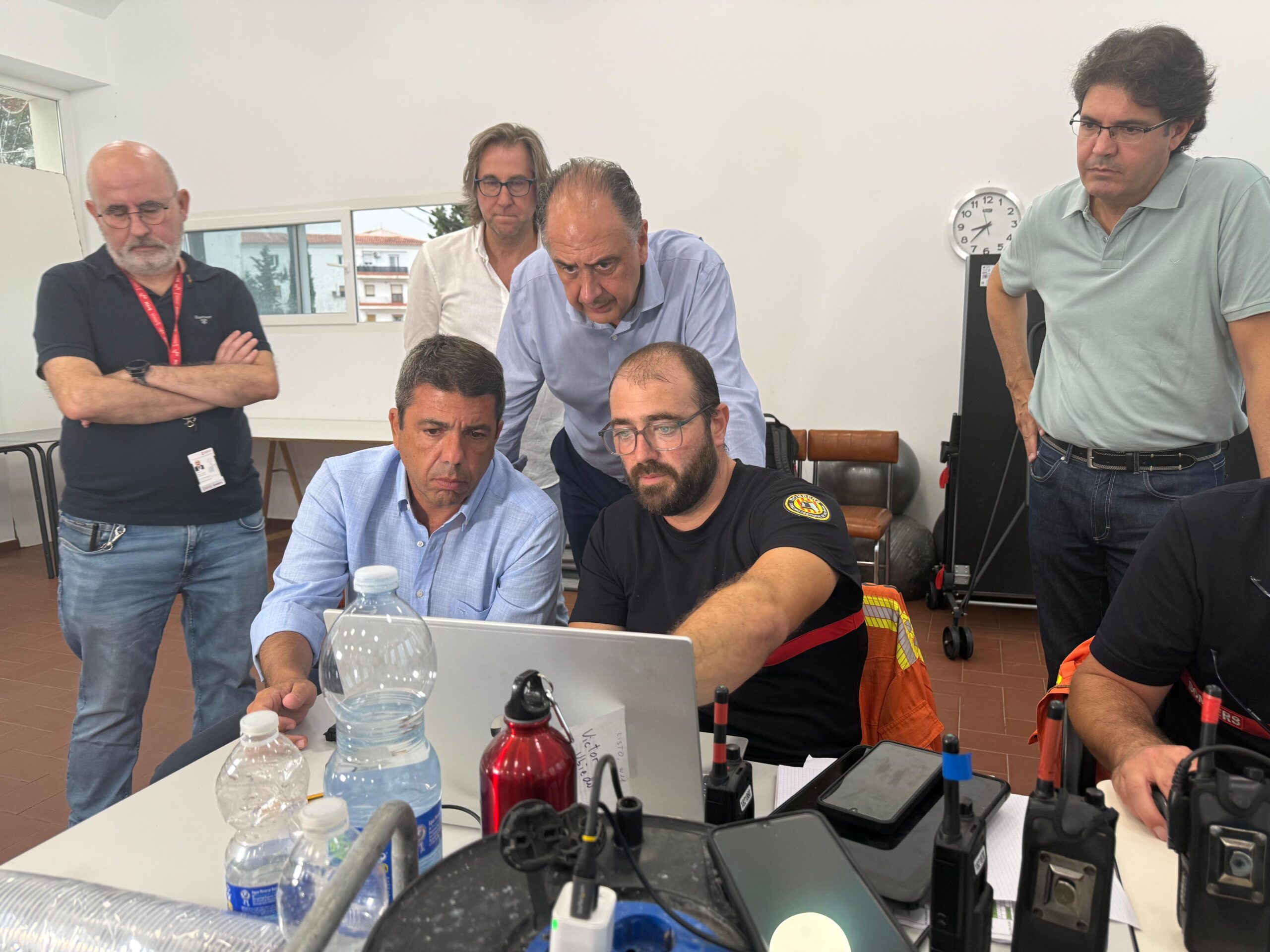 Carlos Mazón en el lloc de comandament de l'incendi de Teresa de Cofrents (fotografia: GVA)