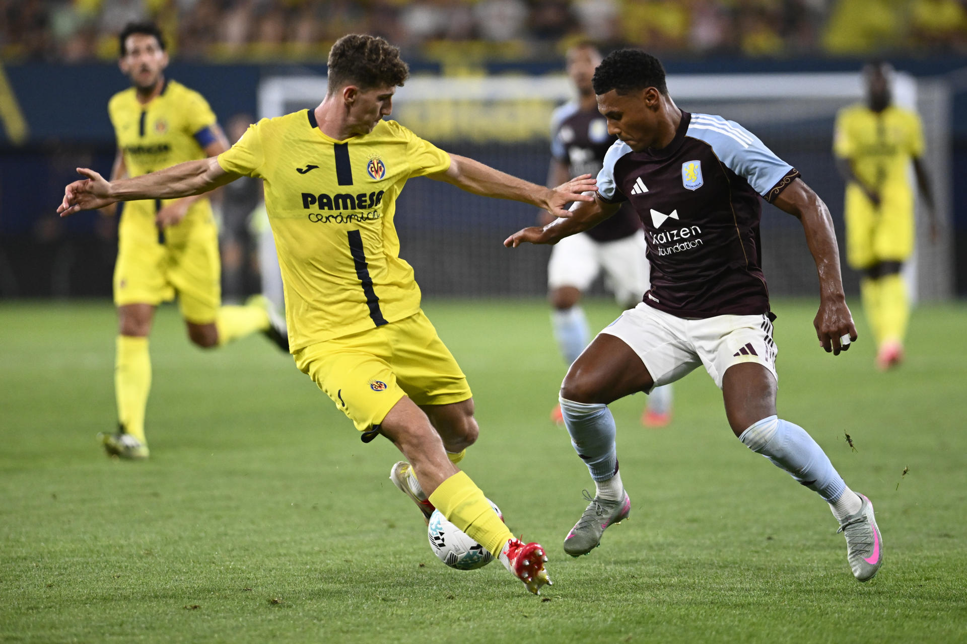 El defensa groguet Pau Navarro disputa una pilota amb Ollie Watkins, de l’Aston Villa, durant el partit del Trofeu de la Ceràmica. Fotografia: EFE / Andreu Esteban.