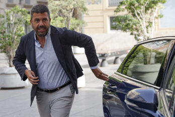 Carlos Mazón, abans-d'ahir, quan va arribar al Palau de la Generalitat (fotografia: EFE / Manuel Bruque).