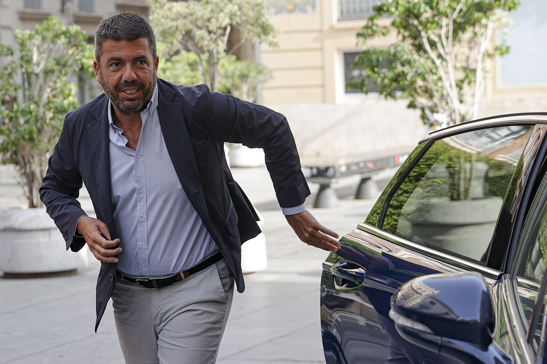 Carlos Mazón, abans-d'ahir, quan va arribar al Palau de la Generalitat (fotografia: EFE / Manuel Bruque).