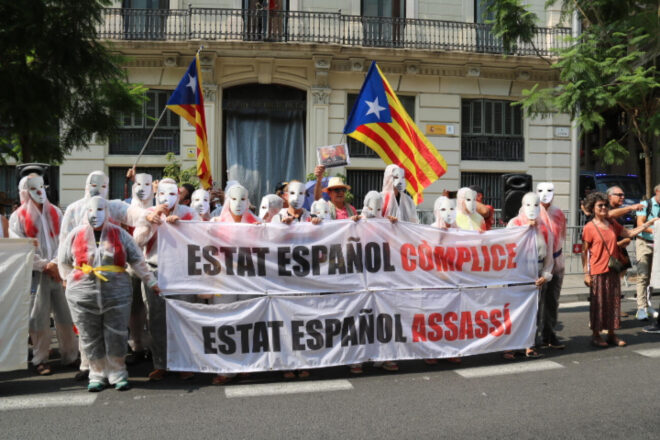 Unes 200 persones es concentren davant la comissaria de Via Laietana per a demanar que es depurin responsabilitats pel 17-A