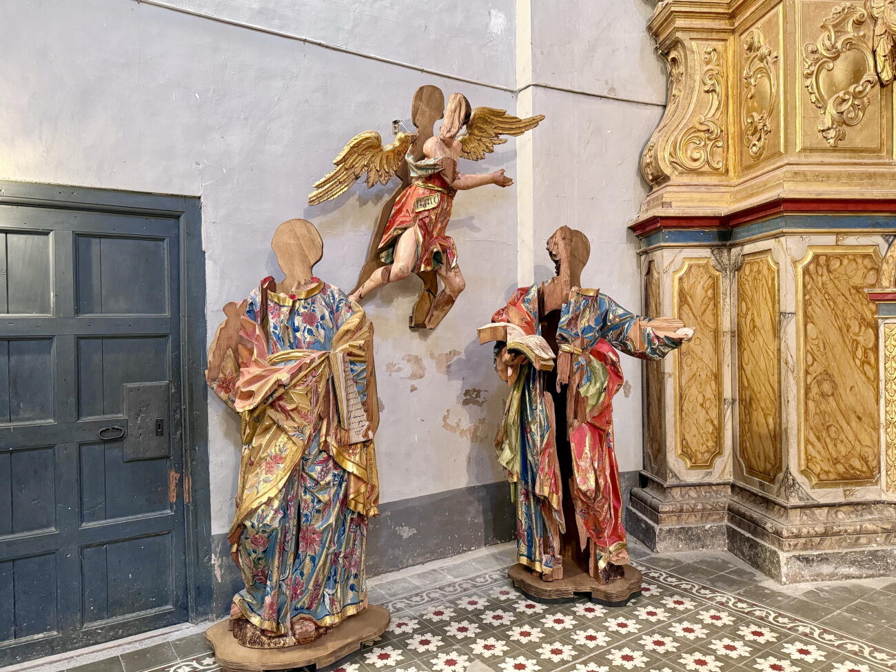 Les talles barroques restaurades de Sant Pere, Sant Pau i un àngel de l'església de Palau de Noguera (fotografia: ACN / Marta Lluvich).