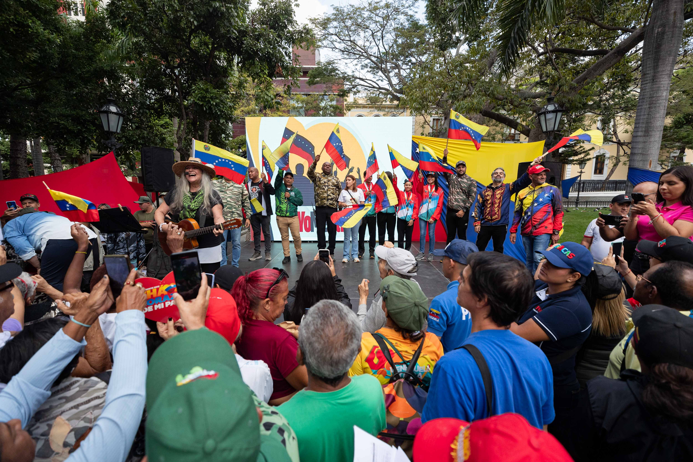 Acte d'allistament a la milícia bolivariana de Veneçuela a Caracas, dissabte proppassat. El president del país, Nicolás Maduro, ha fet una crida a la mobilització de civils i reservistes en resposta a l'augment desplegament militar dels Estats Units a la regió (fotografia: Ronald Pena R./Efe).