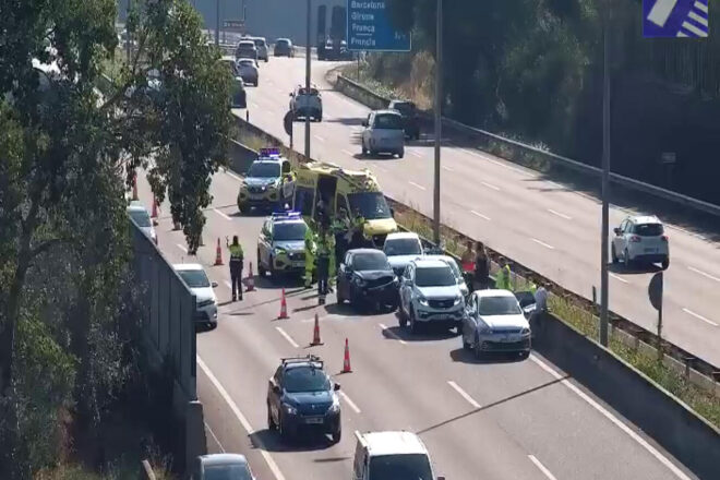 Un ferit crític i dos de greus en un xoc frontal entre dos vehicles a la C-35 a Llinars del Vallès